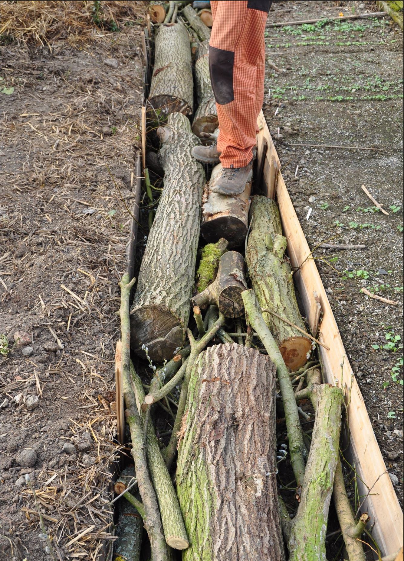 Dřevo dole drží vláhu!